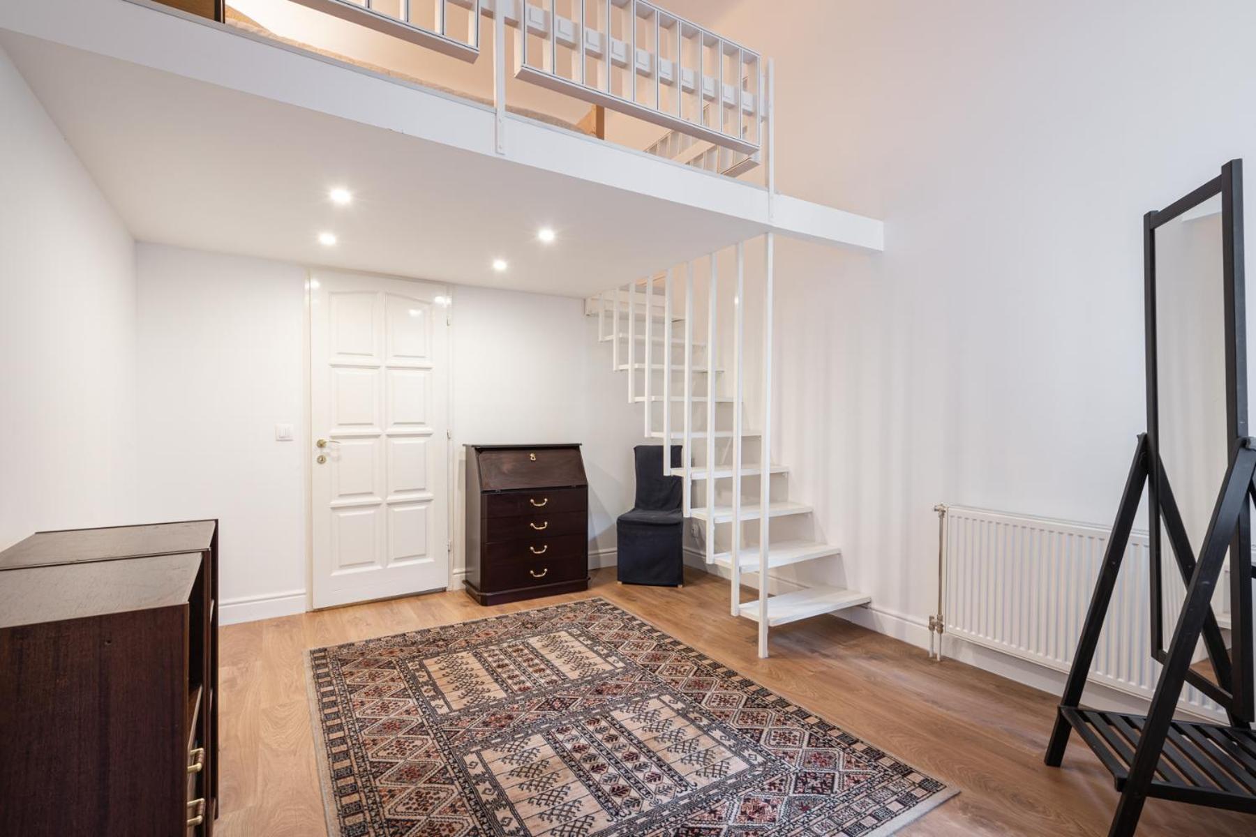 Classical With Modern Style Downtown! Apartament