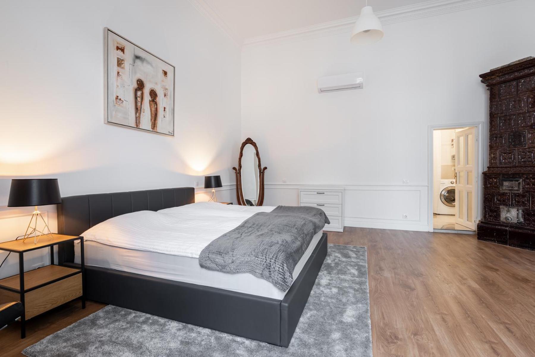 Classical With Modern Style Downtown! Apartament